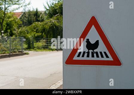 Ein Verkehrsschild mit Hühner auf einem Zebrasteg in Bayern bei Pfaffenhofen Stockfoto