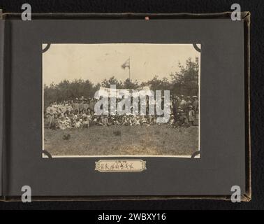 Gruppenporträt unbekannter Männer, Frauen und Kinder, Anonym, ca. 1930 - ca. 1940 Foto dieses Foto ist Teil eines Albums. Korea Baryta Paper. Papiergelatine Silberdruck anonyme historische Personen, dargestellt in einer Gruppe, in einem Gruppenporträt Stockfoto