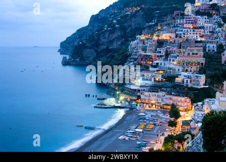 Stadtblick, Stadtbild von Positano in der Abenddämmerung mit Strand und mittelmeer, Amalfiküste, Kampanien, Italien Stockfoto