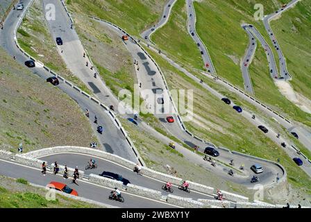 Viel Verkehr auf dem Stilfserjoch in der Sommersaison, voll und voll mit Fußgängern, Radfahrern, Autos, Stau, Südtyrol, Alpen Stockfoto