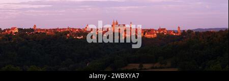 Panoramablick auf Rothenburg ob der Tauber, Sonnenuntergang, Taubertal im Vordergrund, Mittelfranken, Franken, Bayern, Deutschland, Stockfoto