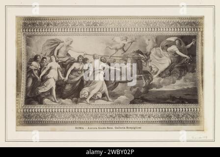 Fotoproduktion (vermutlich) eines Freskos im Palazzo Pallavicini-Rospigliosi von Guido Reni, Repräsentant Aurora, Anonym, nach Guido Reni, um 1865 - um 1890 Fotografie Teil des Reisalbums mit Fotos von Sehenswürdigkeiten in Italien (Teil I). Ringgalerie-Papier. Fotografische Trägeralbumendruckpersonifikation des morgens, 'Aurora'; 'Aurora' (Ripa). Malerei (einschließlich Buchbeleuchtung, Miniaturmalerei) (+ Gips  Kunst) Rom. Ringgalerie Stockfoto