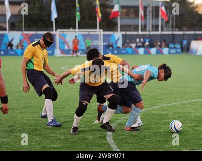 Santiago, Chile. November 2023. Die brasilianische Blindfußballmannschaft gewinnt die Goldmedaille im Endspiel gegen Kolumbien im Centro de Deportes Paralímpicos des Estadio Nacional. Brasilien 1:0 Kolumbien. Fußball 5-a-Side oder Blindfußballwettbewerbe bei den Parapan American Games 2023 in Santiago, Chile, fanden vom 18. Bis 25. November 2023 im Paralympic Training Center statt. Der Gewinner des Wettbewerbs qualifiziert sich automatisch für die Sommer-Paralympics 2024. Brasilien, du fährst nach Paris! ( © Scott Mc Kiernan/ZUMA Press Wire) NUR REDAKTIONELLE VERWENDUNG! Nicht für kommerzielle ZWECKE! Stockfoto