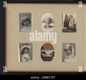 Kinderporträts, Anonym, 1890 - 1900 photomechanischer Druck sechs Kinderporträts, darunter ein Foto auf glitzerndem Papier. Diese Seite ist Teil eines Albums. Papier. Karton Gelatine Silberdruck / Kollotypie Kind (zu Hause). Blumen Stockfoto