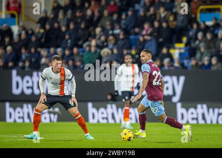 Burnley, Großbritannien. Januar 2024. Burnley, England, 12. JANUAR 2023: BURNLEY, ENGLAND – 12. JANUAR: Vitinho of Burnley in Aktion während des Premier League-Spiels zwischen Burnley FC und Luton Town am 12. Januar 2024 in Burnley, England. (Foto von Richard Callis/Sports Press Photo) (Richard Callis/Sports Press Photo/SPP) Credit: SPP Sport Press Photo. /Alamy Live News Stockfoto