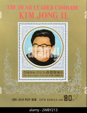 Souvenirbogen mit abgestempelter Briefmarke, gedruckt von Nordkorea, auf dem Kim Jong Il, 45. Geburtstag von Kim Jong Il, ca. 1993 gezeigt wird. Stockfoto