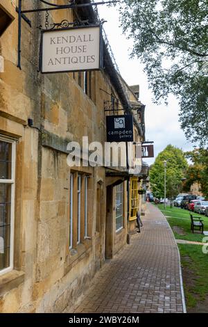 Antiquitätenladen in Chipping Campden High Street, Cotswolds, England, Großbritannien, 2023 Stockfoto