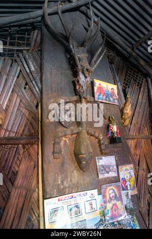 Skulptur in einer traditionellen Hütte, Lazu Village, Arunachal Pradesh, Indien Stockfoto