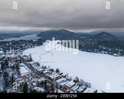 Luftbild am Nachmittag im Winter von Mirror Lake im Dorf Lake Placid, New York. (01-05-2024) Stockfoto