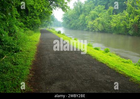 Trampelpfad entlang Delaware & Raritan Canal, Delaware & Raritan Canal State Park, New Jersey Stockfoto