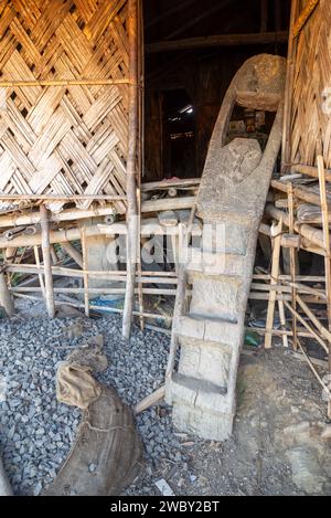 Eingangsleiter zu einer traditionellen Bambushütte im Dorf Lazu, Arunachal Pradesh, IndiaLazu Dorf, Arunachal Pradesh, Indien Stockfoto