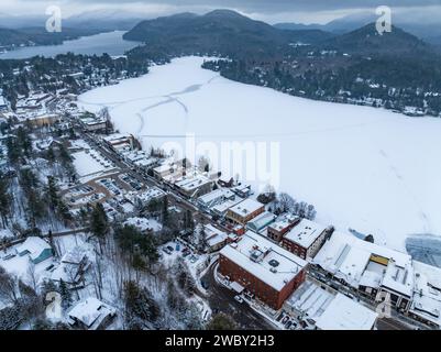 Luftbild am Nachmittag im Winter von Mirror Lake im Dorf Lake Placid, New York. (01-05-2024) Stockfoto