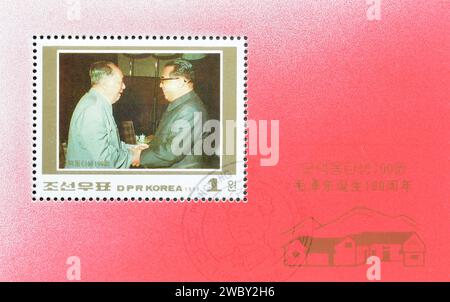 Souvenirbogen mit gestempelter Briefmarke, gedruckt von Nordkorea, auf dem Mao und Kim Il Sung (1975), Geburtshundertjahrfeier von Mao Zedong, um 1993 gezeigt werden. Stockfoto