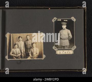 Zwei Porträts unbekannter japanischer Männer, zwei davon Soldat, links ein Gruppenporträt, Anonym, ca. 1930 - ca. 1940 Fotografie diese Fotos sind Teil eines Albums. Baryta Paper. Papier Gelatine Silberdruck anonyme historische Person porträtiert. Der Soldat, das Leben des Soldaten Stockfoto