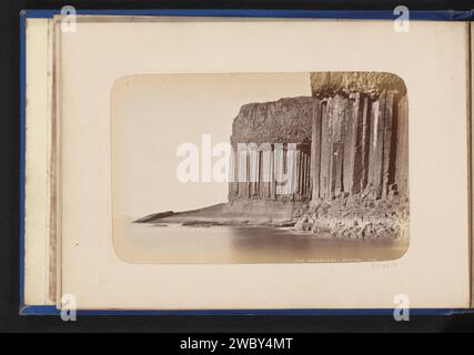 Blick auf die Felsformationen in Staffa, James Valentine, 1865 - 1875 Foto dieses Foto ist Teil eines Albums. Halterung fotografische Unterstützung Albumendruck Felsformationen. Inselhalterung Stockfoto