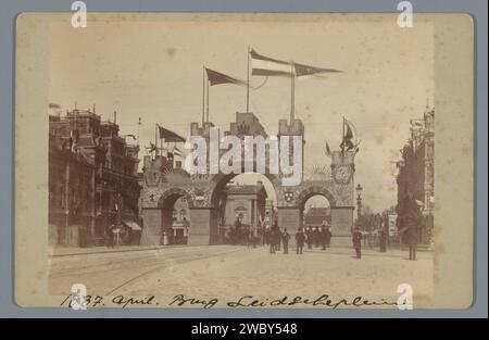 Dekorationen am Leidsebrug zu Ehren des 70. Geburtstags von König Willem III., Henri Friedrich Oelrichs, Foto 1887. Foto des Kabinetts in Amsterdam, fotografische Unterstützung. Pappalbumendruck, Stadtblick im Allgemeinen; „Veduta“. Brücke Amsterdam Stockfoto