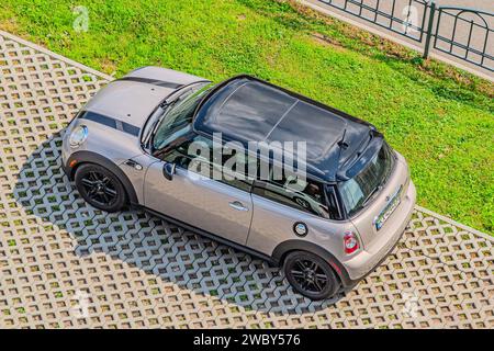 Grauer Mini Cooper mit Fließheck auf dem Parkplatz der Stadt. Charkiw, Ukraine 07-07-2023 Stockfoto