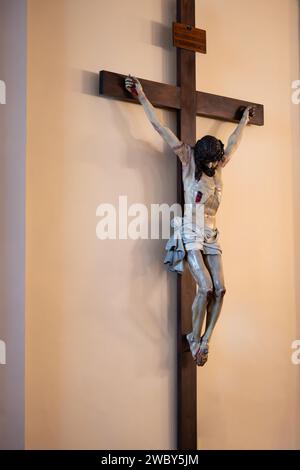 jesus am Kreuz, in einer Kirche Stockfoto