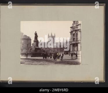 George Stephenson's Monument en St. John's Church te Newcastle, anonym, 1880 - 1900 Foto dieses Foto ist Teil eines Albums. Fotografische Unterstützung Albumenabdruck Denkmal, Statue. Kirche (außen) Newcastle upon Tyne Stockfoto