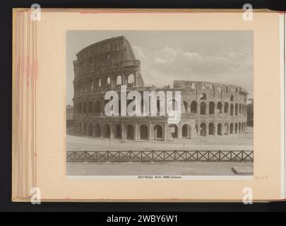 EXTERIEUR VAN HET Colosseum Te Rome, Brogi Ausgabe, ca. 1875 - ca. 1907 Foto Teil des Fotoalbums mit Aufnahmen von Sehenswürdigkeiten und Kunstwerken in Italien. Rom fotografischer Träger Gelatine Silberdruck Ruine eines Gebäudes  Architektur Kolosseum Stockfoto