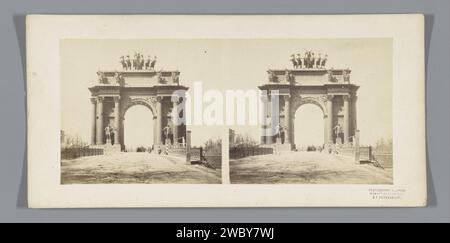 Blick auf den Triumphbogen Narva in St. Petersburg, Alfred Lorens, ca. 1860 - ca. 1880 Stereograph Sint-Petersburg Pappe. Fotografischer Trägeralbumendruck Triumphbogen Sint-Petersburg Stockfoto