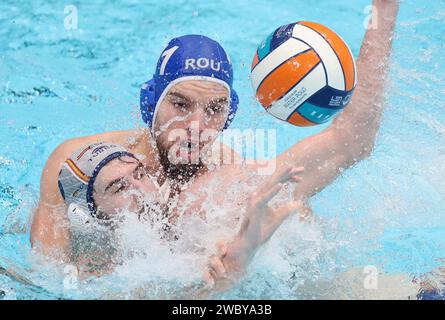 (240113) -- ZAGREB, 13. Januar 2024 (Xinhua) -- Francesco Iudean von Rumänien (zurück) und Miguel de Toro Dominguez von Spanien kämpfen um den Ball während des Viertelfinales der Männer-Wasserpolo-Europameisterschaft zwischen Spanien und Rumänien in Zagreb, Kroatien, 12. Januar 2024. (Sanjin Strukic/Pixsell via Xinhua) Stockfoto