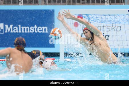 (240113) -- ZAGREB, 13. Januar 2024 (Xinhua) -- Torhüter Dejan Lazovic (R) aus Montenegro spart während des Viertelfinales der Männer-Wasser-Polo-Europameisterschaft zwischen Italien und Montenegro in Zagreb, Kroatien, 12. Januar 2024. (Sanjin Strukic/Pixsell via Xinhua) Stockfoto