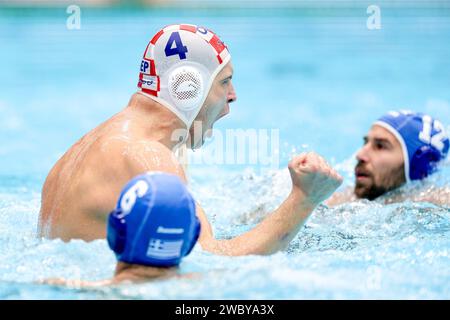 (240113) -- ZAGREB, 13. Januar 2024 (Xinhua) -- Luka Loncar (L) aus Kroatien feiert ein Tor während des Viertelfinales der Männer-Wasserpolo-Europameisterschaft zwischen Kroatien und Griechenland in Zagreb, Kroatien, 12. Januar 2024. (Sanjin Strukic/Pixsell via Xinhua) Stockfoto