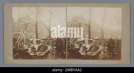 Königin Wilhelmina und Prinz Hendrik in einer offenen Kutsche, 1901 - 1910 Stereogramm Amsterdamer Karton. Fotografischer Stützprinz. Königin Amsterdam Stockfoto