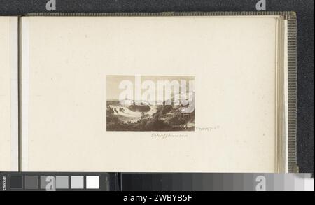 Fotoproduktion von (vermutlich) einem Gemälde mit Gesicht auf den Wasserfällen von Schaffhausen, Anonym, ca. 1860 - ca. 1890 Fotografie Teil von Reisalbum mit Fotos der Schweiz, Österreich, Italien und Deutschland. Papier. Fotografischer Support Albumendruck Wasserfall (+ Landschaft mit Figuren, Personal) Schaffhausen Stockfoto