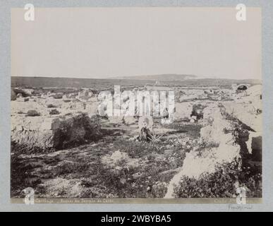 Blick auf die Ruinen des Tempels von Ceres in Karthago, ca. 1880 - ca. 1900 Foto Teil von Reisalbum mit Fotos von Sehenswürdigkeiten in Tunis und Tunesien. Carthage-Papier. Fotografische Trägeralbumendrucklandschaft mit Ruinen Karthago Stockfoto