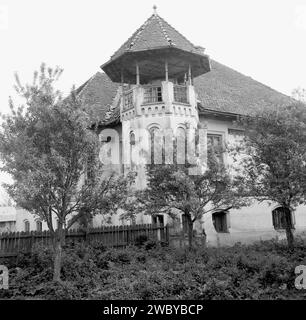 Landkreis Arges, Sozialistische Republik Rumänien, ca. 1977. Großes Gebäude, das während der kommunistischen Ära aufgegeben wurde. Stockfoto