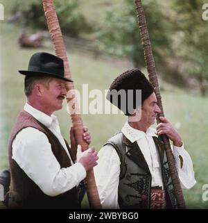 Vrancea County, Rumänien, ca. 1978. Männer in traditioneller Kleidung mit Alphörnern (Buciume). Stockfoto