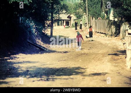 Grafschaft Vrancea, Sozialistische Republik Rumänien, ca. 1975. Szene mit einheimischen Frauen auf der unbefestigten Dorfstraße. Stockfoto