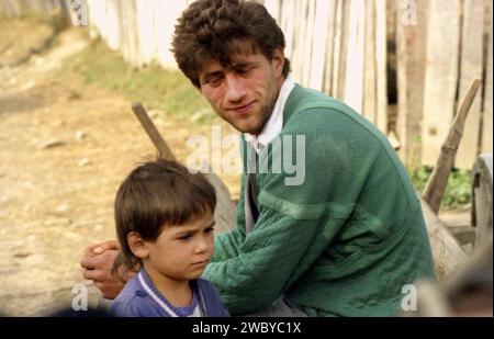 Vater und Sohn in Vrancea County, Rumänien, ca. 1992 Stockfoto