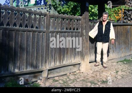 Negrilesti, Kreis Vrancea, Rumänien, 2000. Der Volkskünstler Toma Avram vor seinem Haus in traditioneller Kleidung. Stockfoto