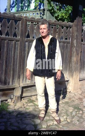 Negrilesti, Kreis Vrancea, Rumänien, 2000. Der Volkskünstler Toma Avram vor seinem Haus in traditioneller Kleidung. Stockfoto