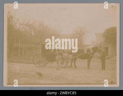 Pferdekutsche, Anonym, ca. 1900 - ca. 1915 fotografische Unterstützung. Vierrädriges, tierisches Fahrzeug mit Gelatine, silberfarbenem Druck aus Karton, z. B.: Fahrerhaus, Kutsche, Reisebus Stockfoto