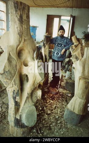 Vizantea, Kreis Vrancea, Rumänien, ca. 2002. Bildhauer Florin Cristea in seiner Werkstatt. Stockfoto