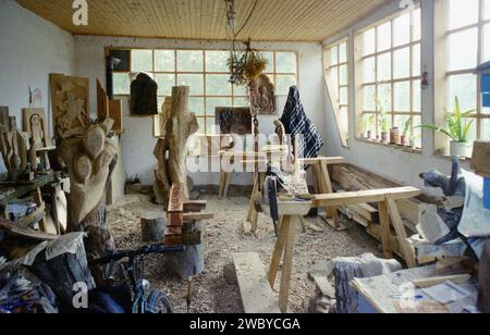 Vizantea, Kreis Vrancea, Rumänien, ca. 2002. In der Werkstatt des Bildhauers Florin Cristea. Stockfoto