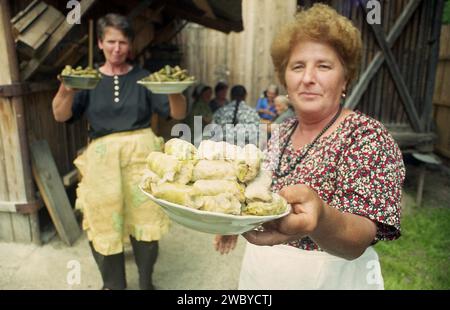 Vrancea County, Rumänien, ca. 1999. Einheimische Frauen bereiten traditionelle Kohl- und Traubenbrötchen für eine Veranstaltung vor. Stockfoto