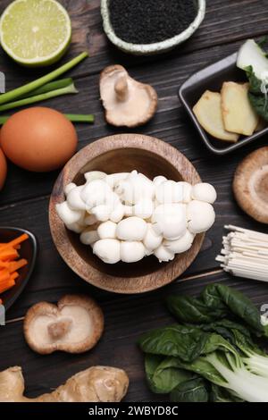 Kochen Sie köstliche Ramen-Suppe. Verschiedene Zutaten auf Holztisch, flache Ladefläche Stockfoto