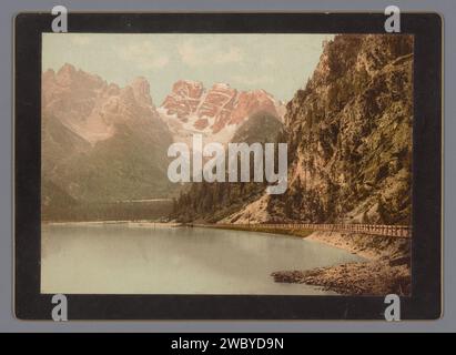 Blick auf den Kristallomasief in den Dolomiten, im Vordergrund de Dürrensee, Anonym, 1889 - ca. 1920 fotomechanischer Druck Tirolzürich (Stad) Verlag: Zürcher (Stad) Papier. Pappfotochrom Berge. lake Cristallomassief. Dürrensee Stockfoto