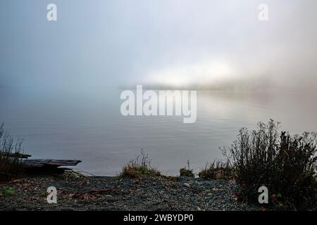 WA23908-00...WASHINGTON - Nebelmorgen am Lake Crescent vom Seeufer nahe der Lake Crescent Lodge. Stockfoto