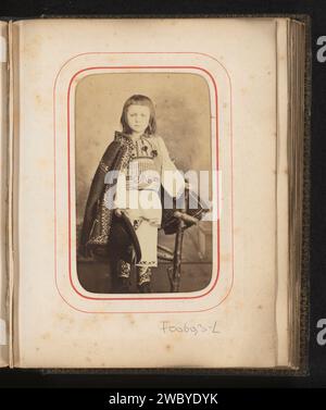 Porträt eines Jungen in rumänischer Tracht mit Cape, Carol Popp de Szathmari, 1870 - 1890 Foto. Visitenkarte dieses Foto ist Teil eines Albums. Bukarest-Karton. Fotografischer Trägeralbumendruck historischer Personen. Junge (Kind zwischen Kleinkind und Jugend). Volkstracht, regionale Tracht. Kap Stockfoto