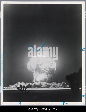 Test mit Atombombe (Apple II), 9. Mai 1955, Nevada, USA, Anonym, 1955 News Foto mit Recto in blauer Anleitung für das Layout. Verso tippte auf Papierstreifen: Apple II war Ein 29-Kiloton-Nuclear-Test, der am 5. Mai 1955 auf Einem Tower auf der Nevada Test Site durchgeführt wurde, plus verschiedene Briefmarken. Nevada baryta Papier Gelatine Silberdruck nukleare, biologische und chemische Waffen Nevada Stockfoto