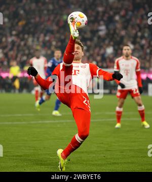 München, Deutschland. Januar 2024. Thomas Mueller von Bayern München kontrolliert den Ball während des Fußball-Erstliga-Spiels zwischen Bayern München und TSG Hoffenheim am 12. Januar 2024 in München. Quelle: Philippe Ruiz/Xinhua/Alamy Live News Stockfoto