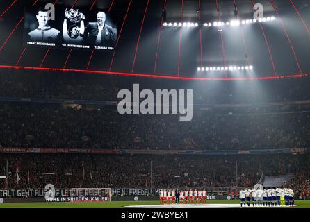 München, Deutschland. Januar 2024. Die Spieler beider Mannschaften würdigen die deutsche Fußballlegende Franz Beckenbauer vor dem Spiel der Bundesliga zwischen Bayern München und TSG Hoffenheim am 12. Januar 2024 in München. Quelle: Philippe Ruiz/Xinhua/Alamy Live News Stockfoto