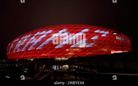 München, Deutschland. Januar 2024. Die Allianz Arena wird mit dem Wort „Franz“ beleuchtet, um der deutschen Fußballlegende Franz Beckenbauer vor dem Fußball-Erstligisten Bayern München und TSG Hoffenheim am 12. Januar 2024 in München zu gedenken. Quelle: Philippe Ruiz/Xinhua/Alamy Live News Stockfoto