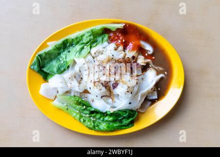 Chee Cheong Fun oder Reisnudelrolle mit Saucen und Sesam und Schalotte sind beliebte chinesische Gerichte in Malaysia Stockfoto
